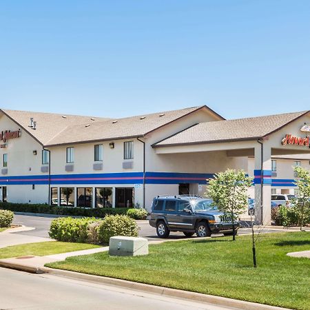 Howard Johnson By Wyndham Wichita Airport Bagian luar foto