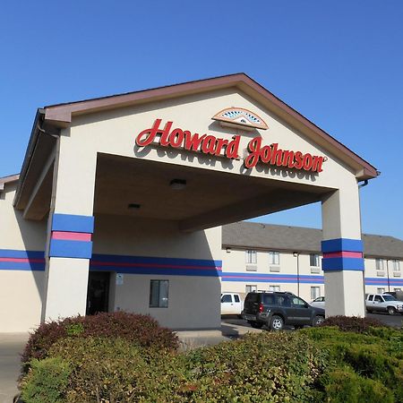 Howard Johnson By Wyndham Wichita Airport Bagian luar foto