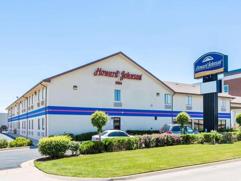 Howard Johnson By Wyndham Wichita Airport Bagian luar foto