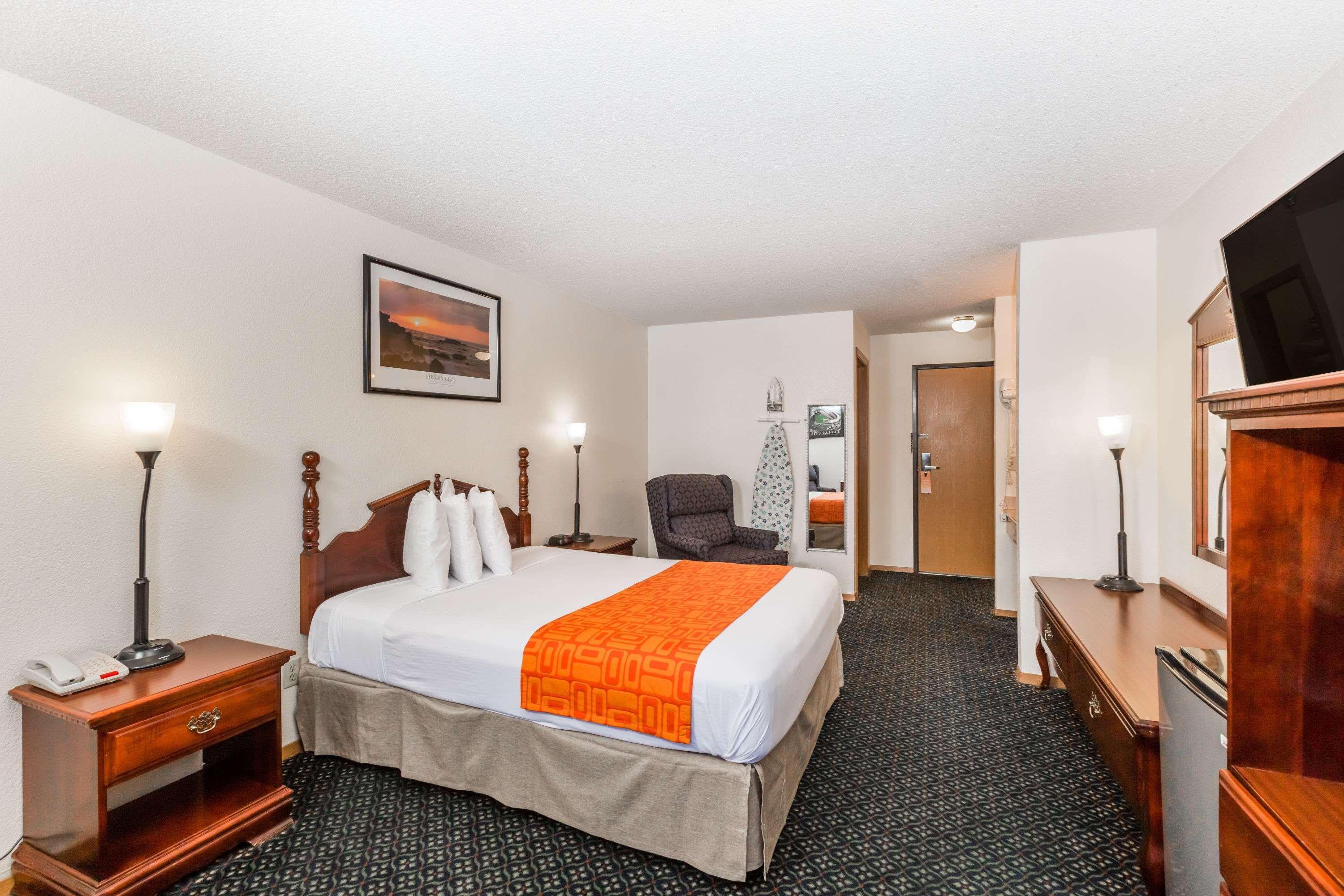 Howard Johnson By Wyndham Wichita Airport Bagian luar foto
