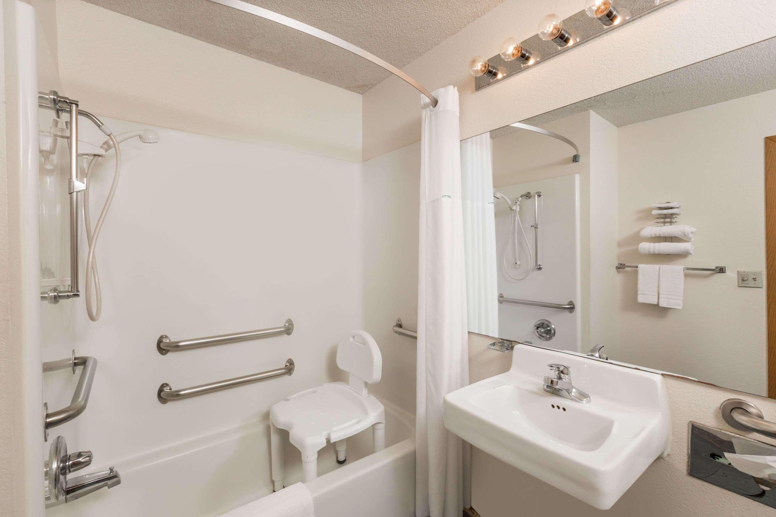 Howard Johnson By Wyndham Wichita Airport Bagian luar foto