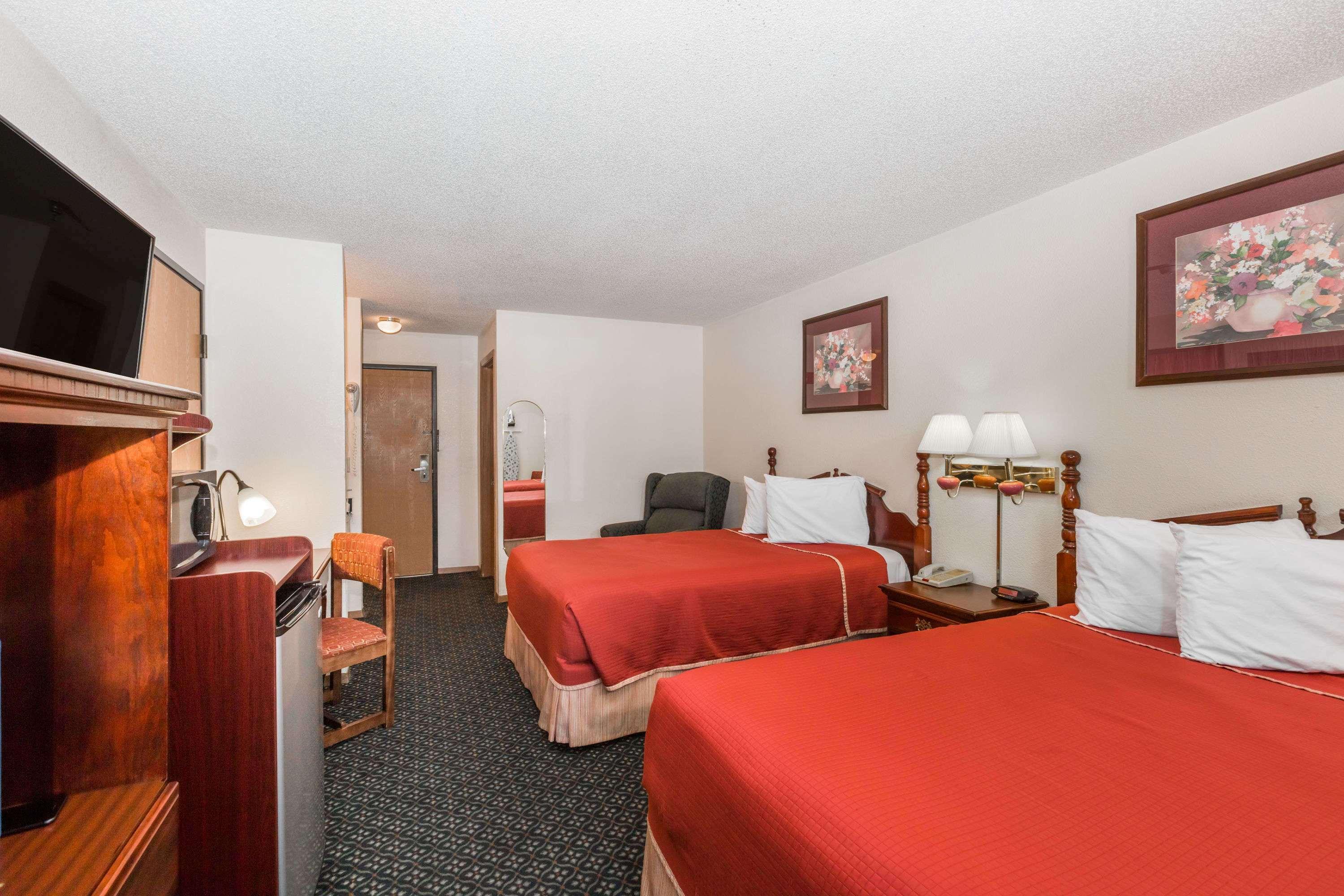 Howard Johnson By Wyndham Wichita Airport Bagian luar foto