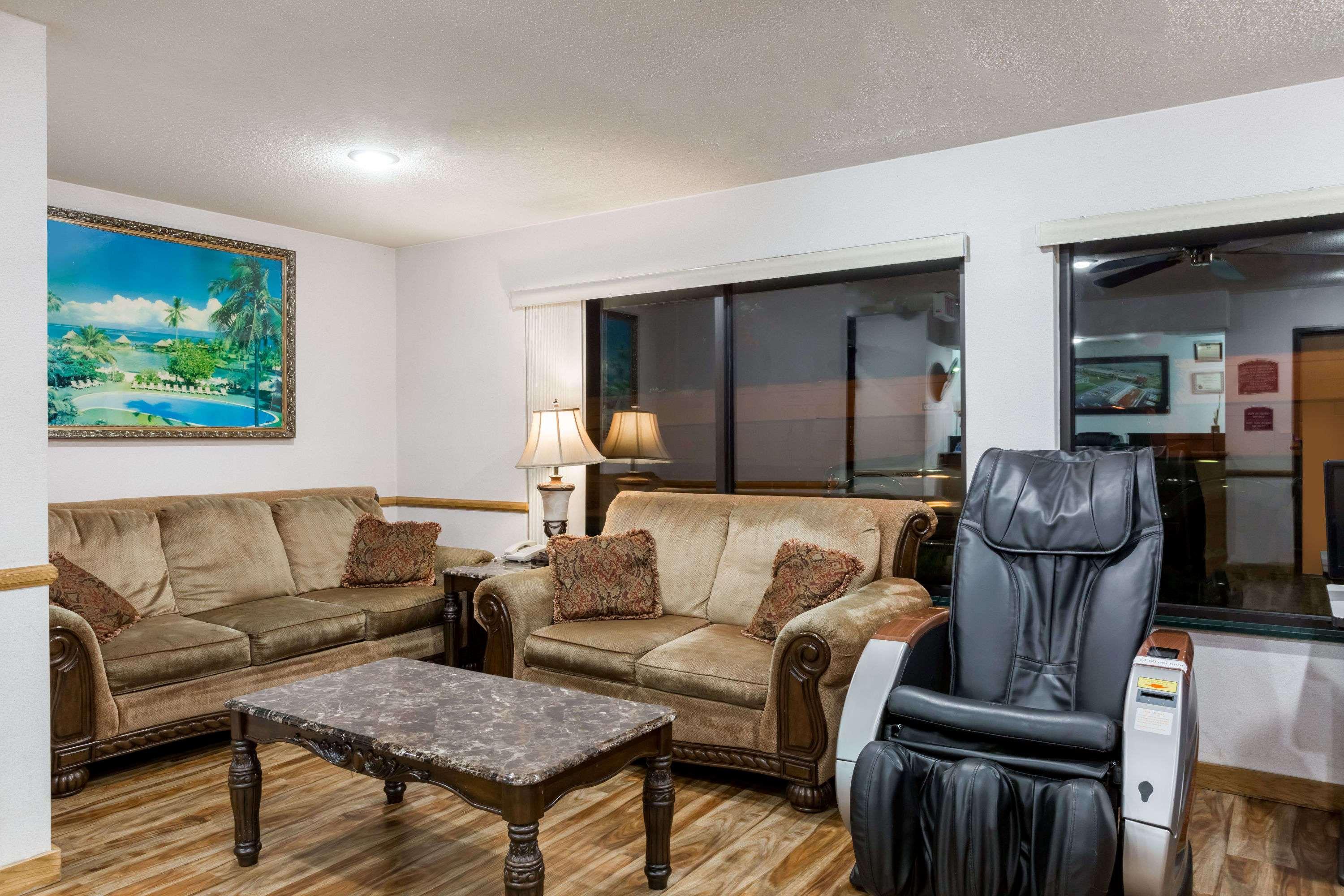 Howard Johnson By Wyndham Wichita Airport Bagian luar foto