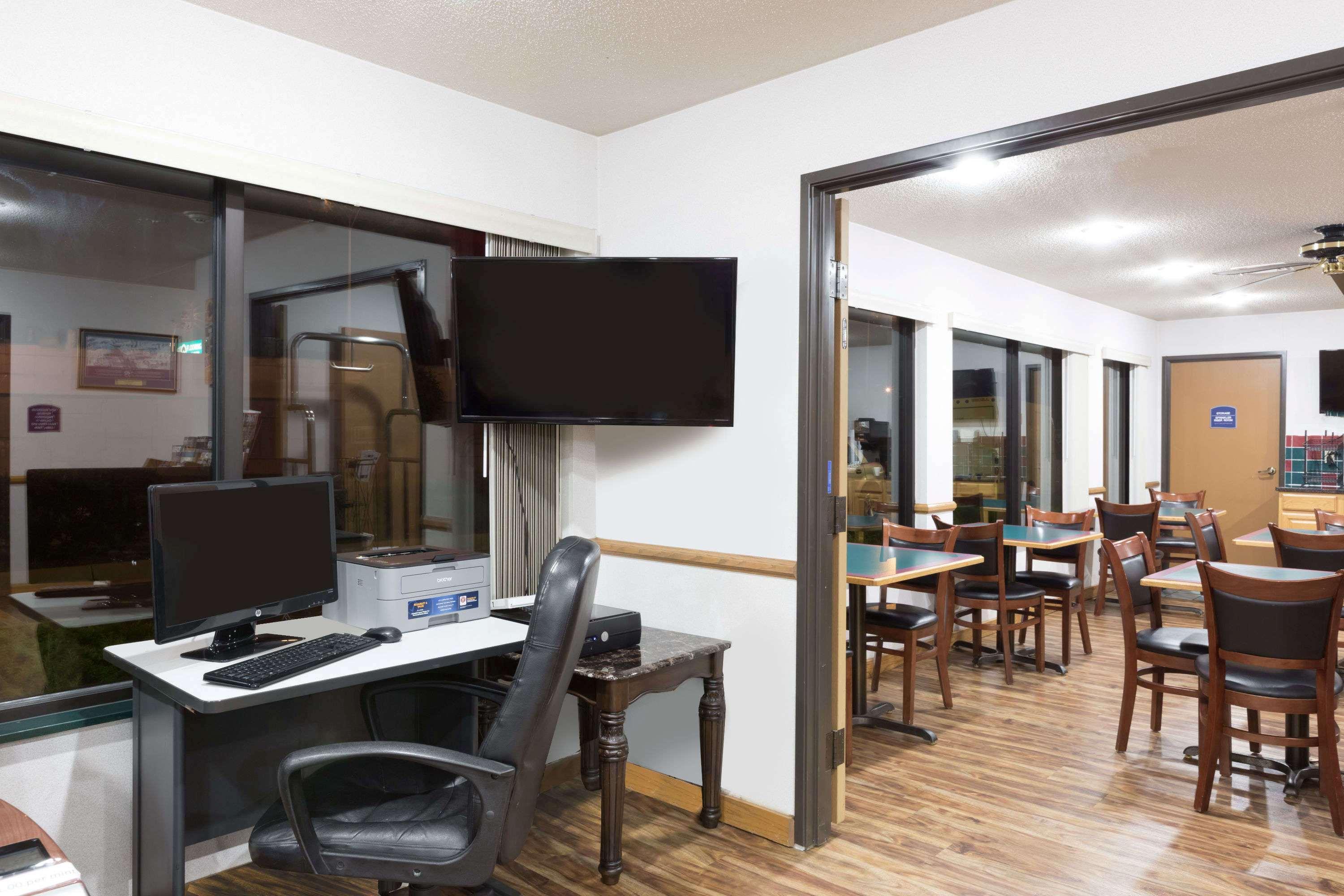 Howard Johnson By Wyndham Wichita Airport Bagian luar foto