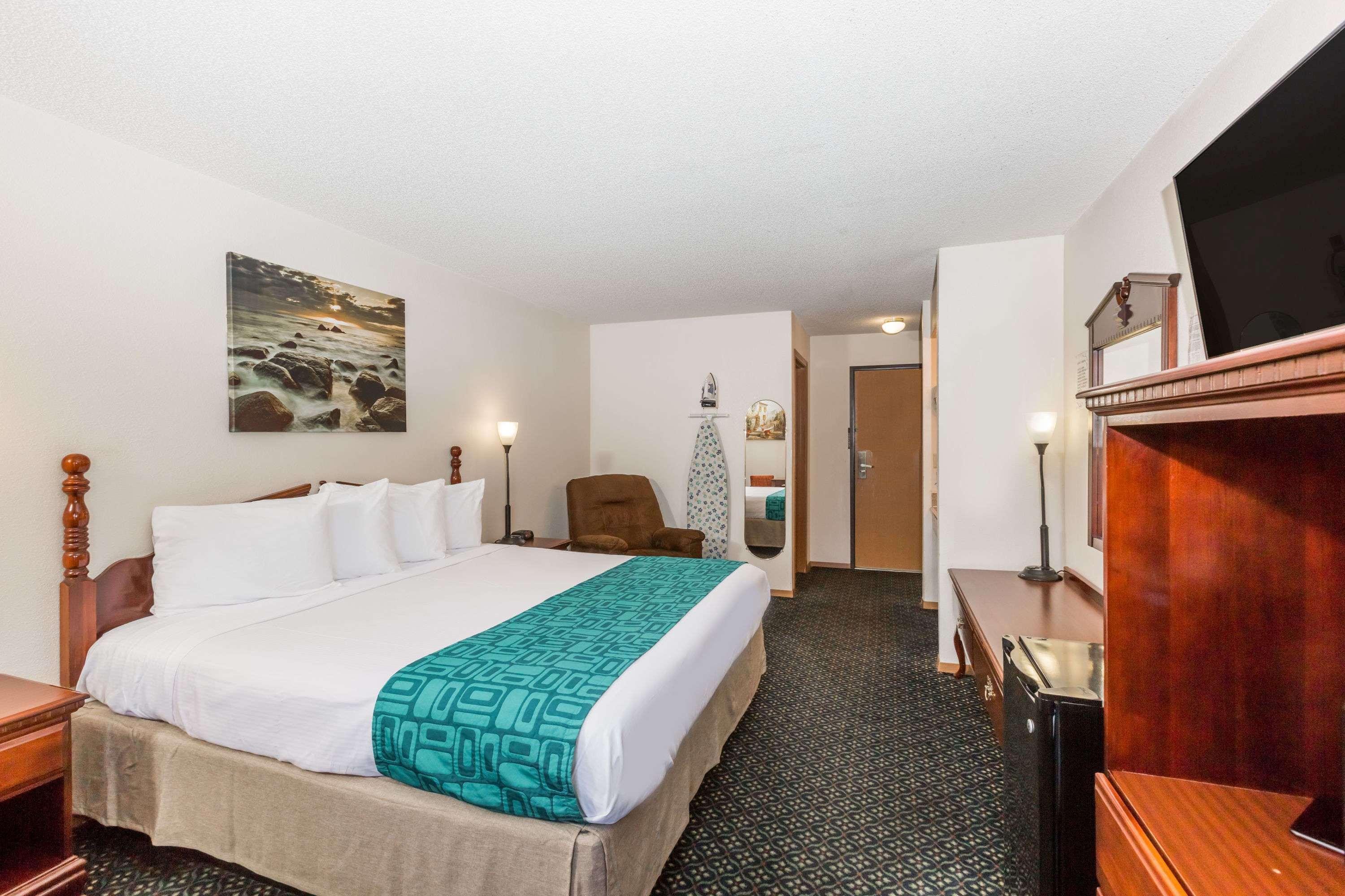 Howard Johnson By Wyndham Wichita Airport Bagian luar foto