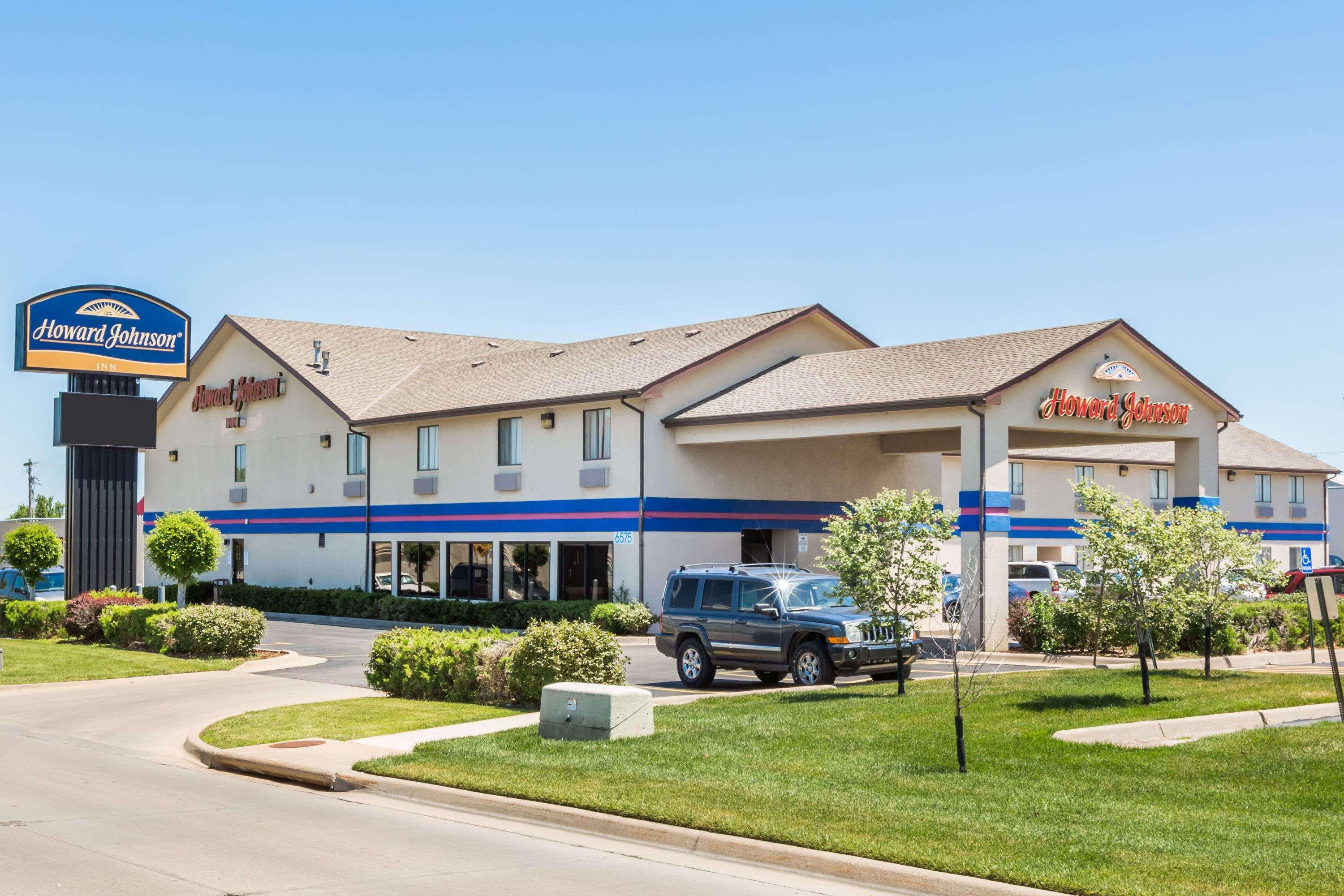 Howard Johnson By Wyndham Wichita Airport Bagian luar foto