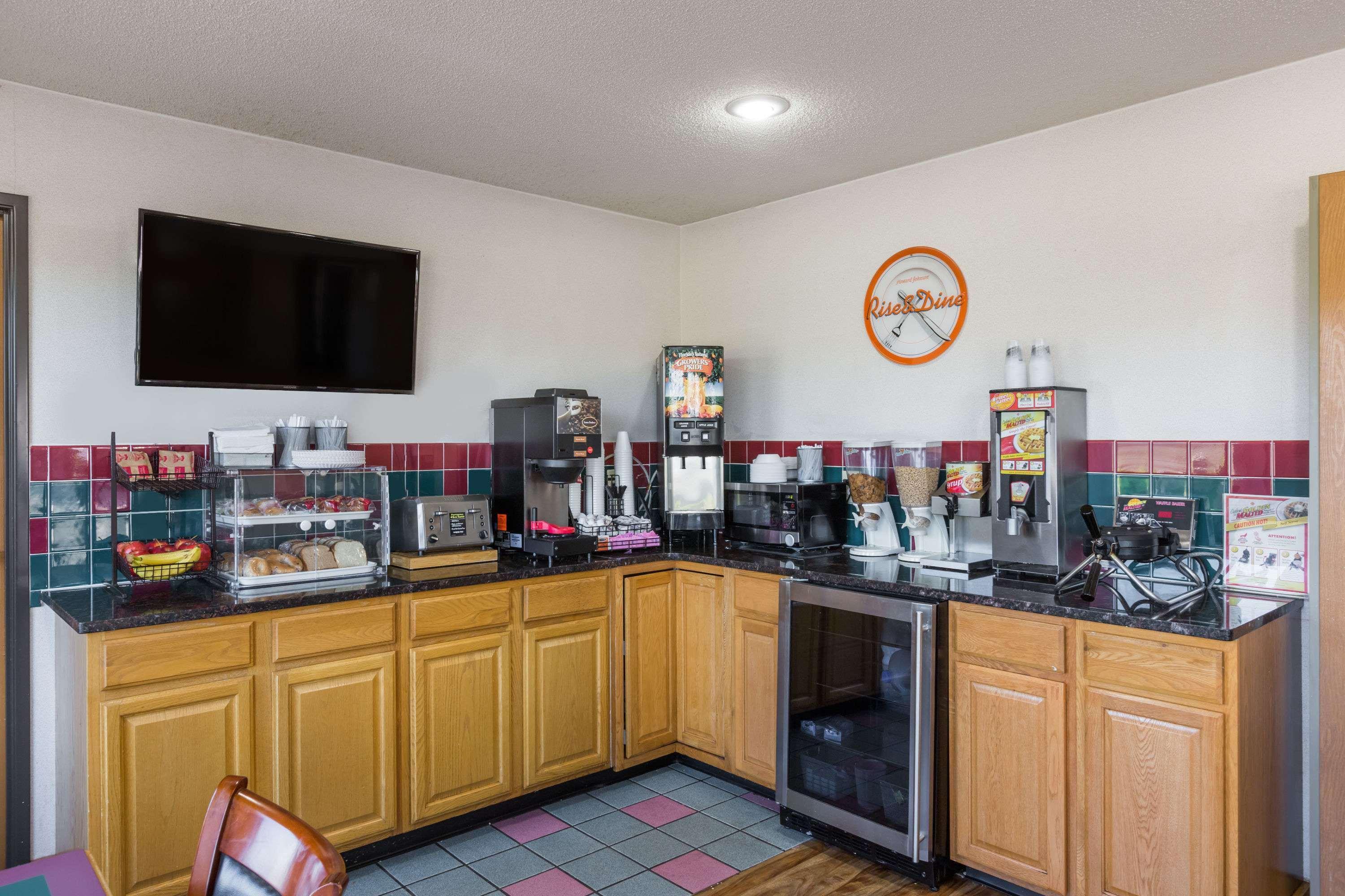 Howard Johnson By Wyndham Wichita Airport Bagian luar foto