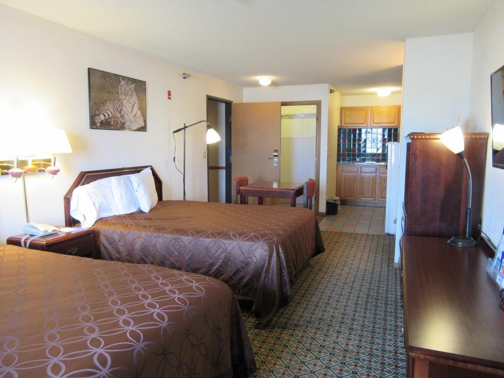 Howard Johnson By Wyndham Wichita Airport Bagian luar foto