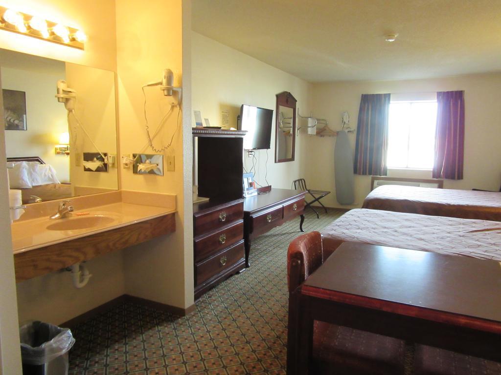Howard Johnson By Wyndham Wichita Airport Bagian luar foto