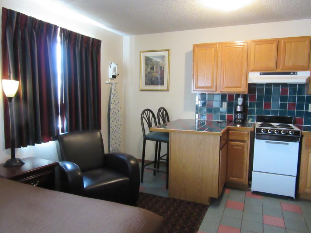 Howard Johnson By Wyndham Wichita Airport Bagian luar foto