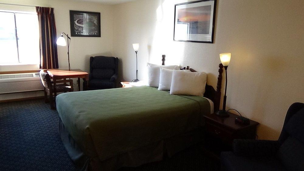 Howard Johnson By Wyndham Wichita Airport Bagian luar foto