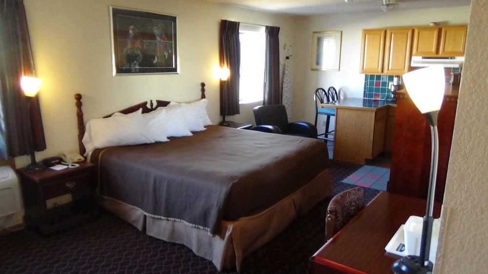 Howard Johnson By Wyndham Wichita Airport Bagian luar foto