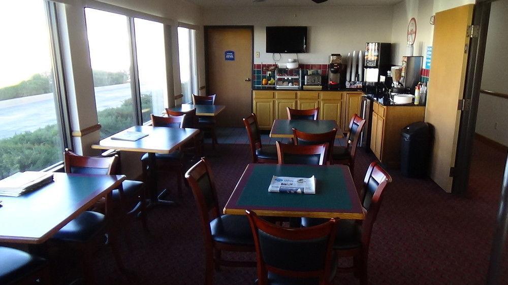 Howard Johnson By Wyndham Wichita Airport Bagian luar foto