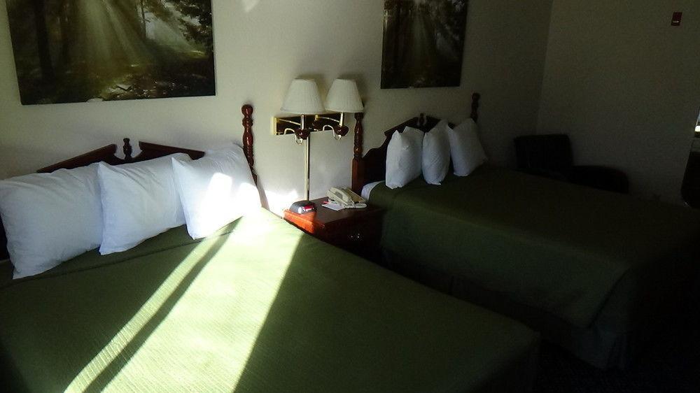 Howard Johnson By Wyndham Wichita Airport Bagian luar foto