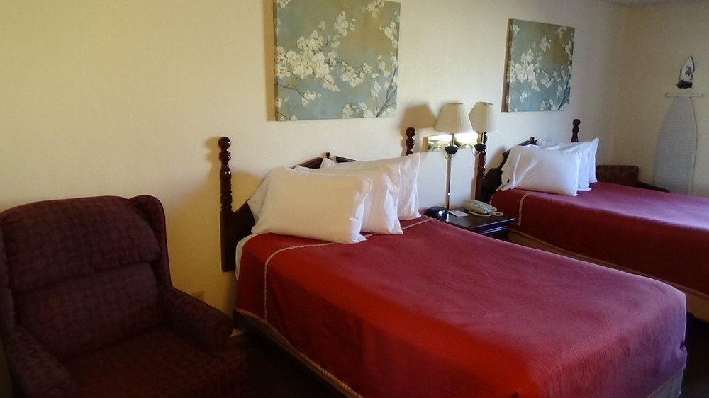 Howard Johnson By Wyndham Wichita Airport Bagian luar foto