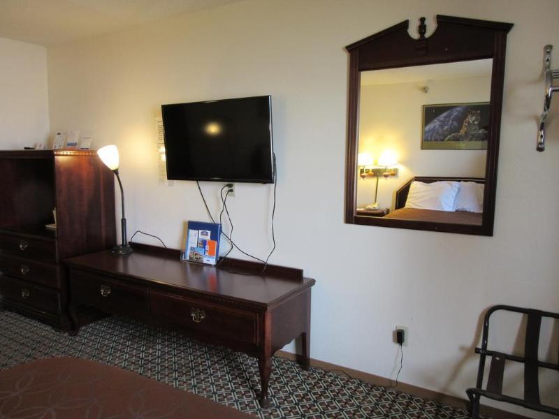 Howard Johnson By Wyndham Wichita Airport Bagian luar foto