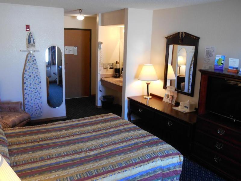 Howard Johnson By Wyndham Wichita Airport Bagian luar foto