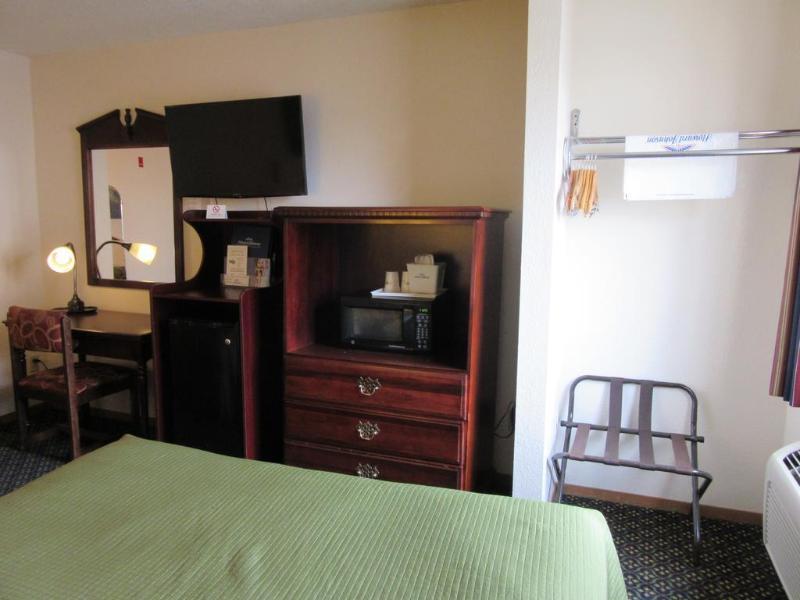 Howard Johnson By Wyndham Wichita Airport Bagian luar foto