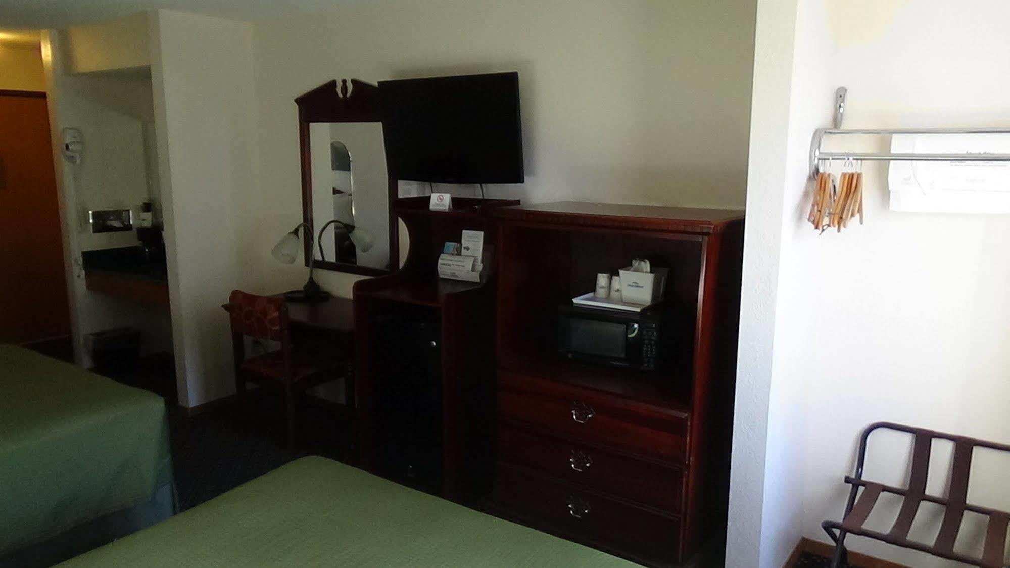 Howard Johnson By Wyndham Wichita Airport Bagian luar foto