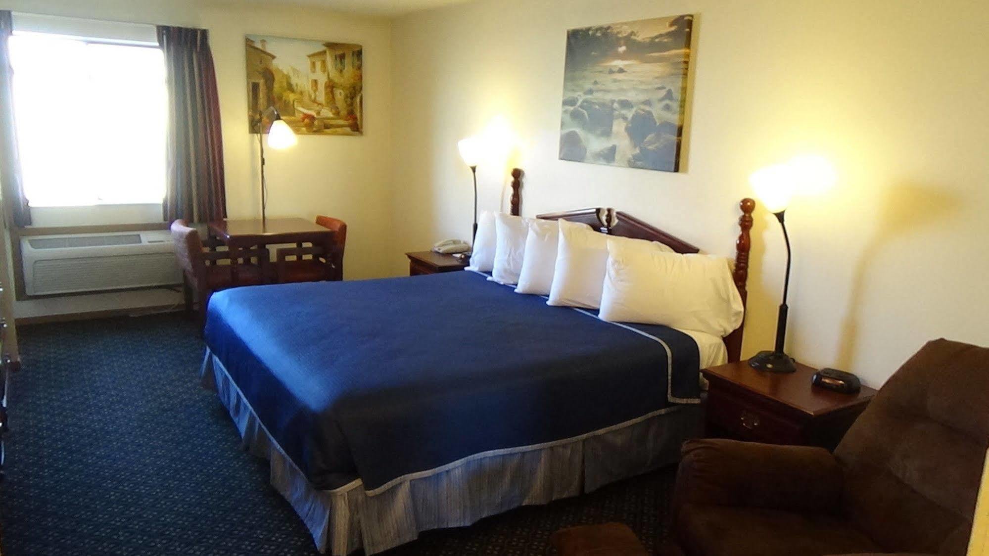 Howard Johnson By Wyndham Wichita Airport Bagian luar foto