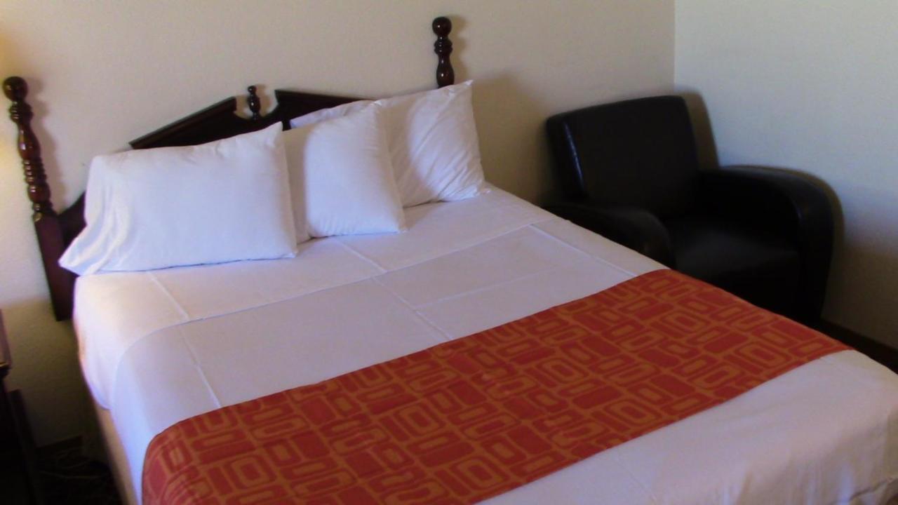 Howard Johnson By Wyndham Wichita Airport Bagian luar foto